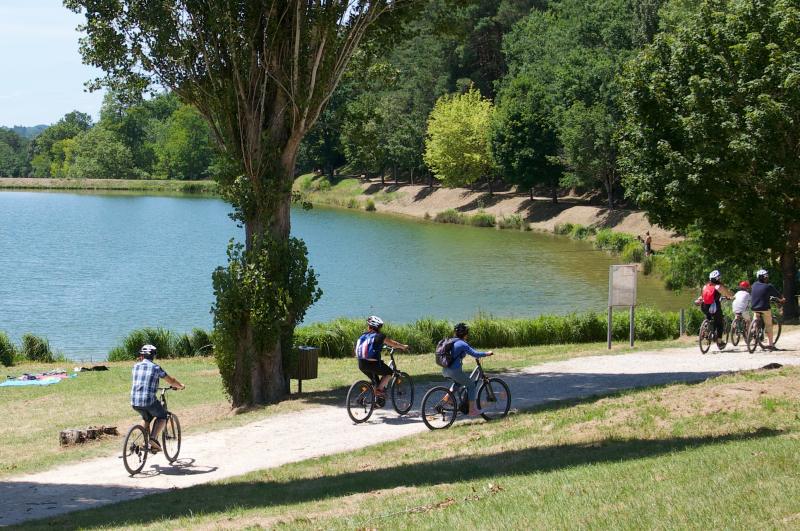 location-de-velos-electriques-gourdon-lac-le-bois-des-elfes
